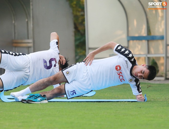 Duy Mạnh ngái ngủ, uể oải trên sân tập sau chuyến đi dài cùng CLB Hà Nội - Ảnh 10. Duy Mạnh ngái ngủ, uể oải trên sân tập sau chuyến đi dài cùng CLB Hà Nội - Ảnh 10.