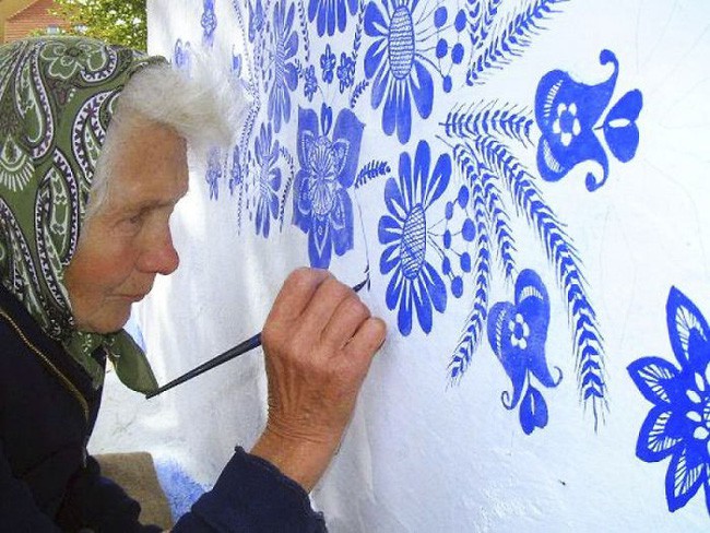 90 tuổi ở nhà chán chẳng biết làm gì, cụ bà đem bút ra tô màu cho cả ngôi làng khiến ai nhìn thấy cũng nể - Ảnh 1.