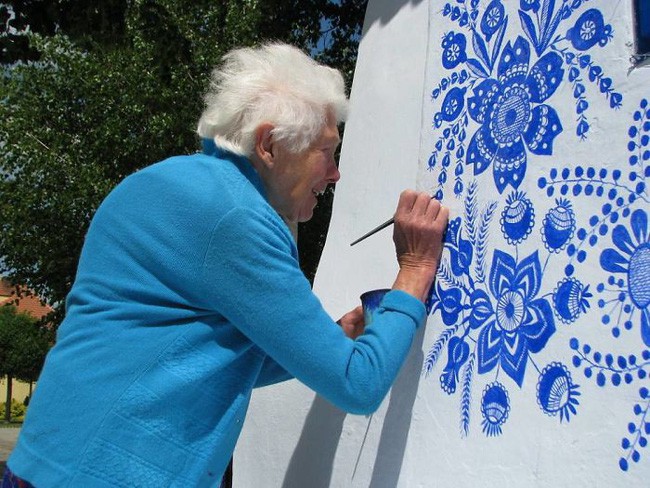 90 tuổi ở nhà chán chẳng biết làm gì, cụ bà đem bút ra tô màu cho cả ngôi làng khiến ai nhìn thấy cũng nể - Ảnh 6.