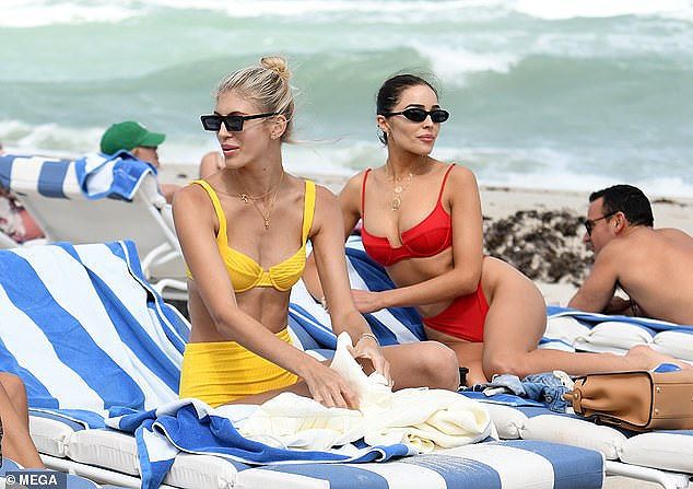 Hoa hậu Hoàn vũ Olivia Culpo rực lửa với bikini đỏ ở biển Miami - Ảnh 9.