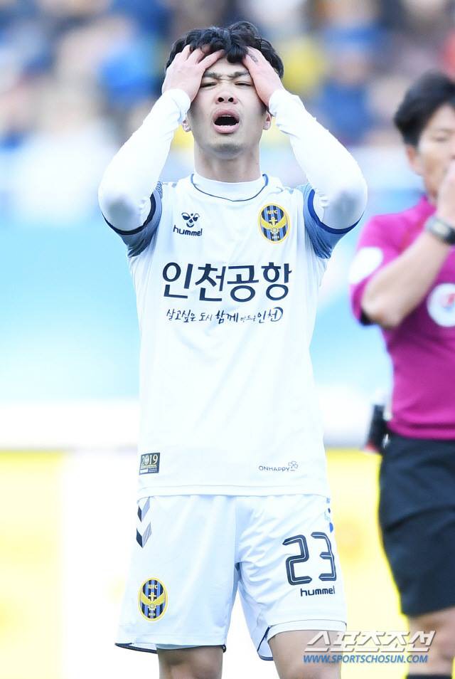 Ra sân lần 3 cho Incheon, Công Phượng vừa tỏa sáng đã lại khiến đồng đội toát mồ hôi - Ảnh 4.