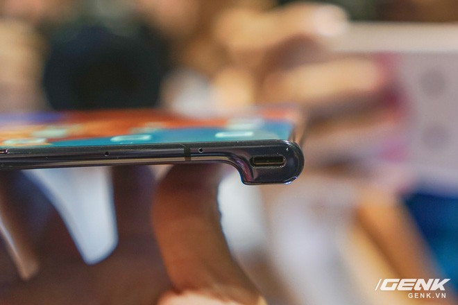 Huawei Mate X đầu tiên về Việt Nam: Soi gương cực nhanh, có chỗ giấu tiền và giá thì có 60 triệu - Ảnh 11.