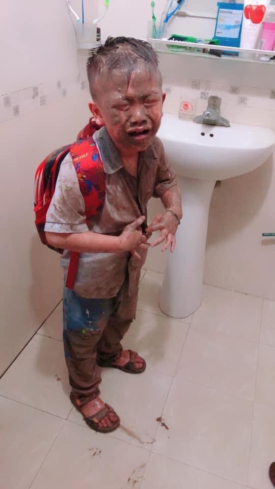 Cậu bé đi học về khóc mếu, toàn thân đầy bùn đất do mải bắt cua cá trở thành khoảnh khắc đáng yêu nhất MXH - Ảnh 2.