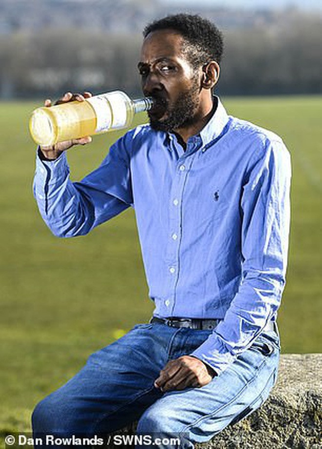 Người đàn ông Anh uống nước tiểu chính mình mỗi ngày để cảm thấy thông minh và hạnh phúc hơn - Ảnh 3.