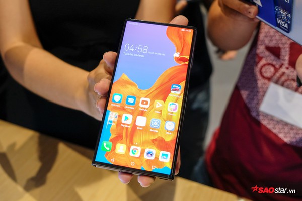 Trên tay điện thoại gập Huawei Mate X đầu tiên tại Việt Nam - Ảnh 4.