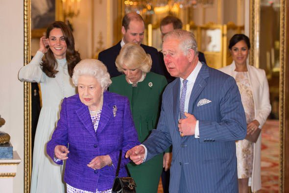 Công nương Kate và Meghan lần đầu tiên tái hợp, chạm mặt nhau kể từ Giáng sinh năm ngoái, hành động khác lạ của cả hai khiến dân tình chú ý - Ảnh 1.