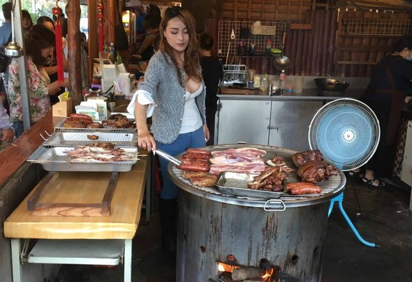 Cô chủ quán thịt lợn vừa xinh vừa sexy trên núi Alishan khiến du khách nườm nượp rủ nhau đến xem mặt - Ảnh 1.