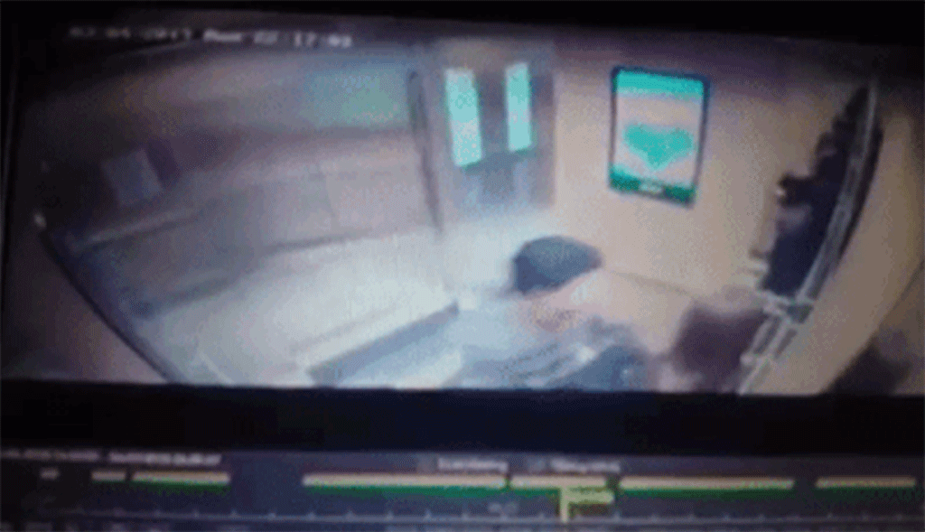Gã đàn ông ôm hôn cô gái trẻ trong thang máy chung cư nhắn tin xin lỗi - Ảnh 2.