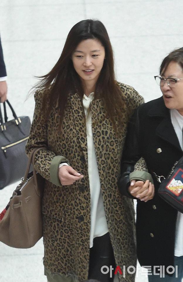 Nữ hoàng sắc đẹp xứ Hàn Jeon Ji Hyun cuối cùng đã lộ khuyết điểm, lại còn rõ mồn một tại sân bay - Ảnh 2.