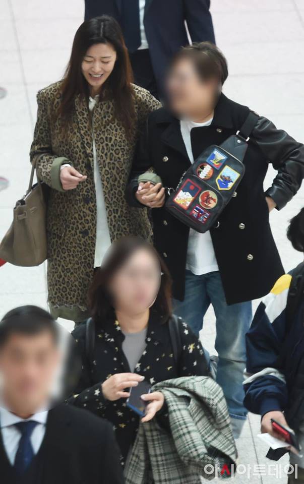 Nữ hoàng sắc đẹp xứ Hàn Jeon Ji Hyun cuối cùng đã lộ khuyết điểm, lại còn rõ mồn một tại sân bay - Ảnh 4.