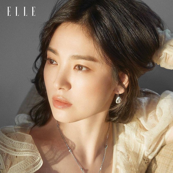 Song Hye Kyo gây hoang mang khi khoe ảnh thân thiết bên người đàn ông lạ mặt giữa tâm bão: Nhân vật này là ai? - Ảnh 2.