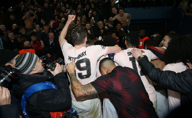 Khoảnh khắc: Cầu thủ Man United vỡ òa, sung sướng tột cùng sau màn lội ngược dòng không thể tin nổi trước PSG - Ảnh 5.
