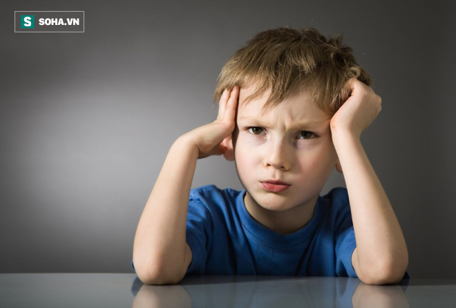 Cho trẻ ngủ muộn c&oacute; t&aacute;c hại khủng khiếp: Kh&ocirc;ng chỉ thấp c&ograve;i, m&agrave; c&ograve;n c&oacute; nhiều nguy cơ kh&aacute;c - Ảnh 1.