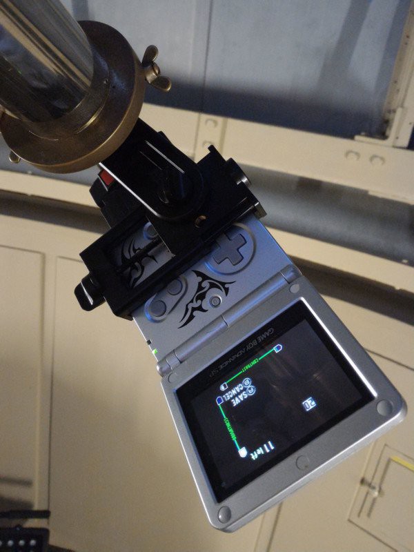 Ngạc nhiên chưa? Phụ kiện camera 2bit của Game Boy chụp ảnh thiên văn cực rõ nét, nhìn thấy cả hố lớn trên bề mặt Mặt Trăng - Ảnh 1.