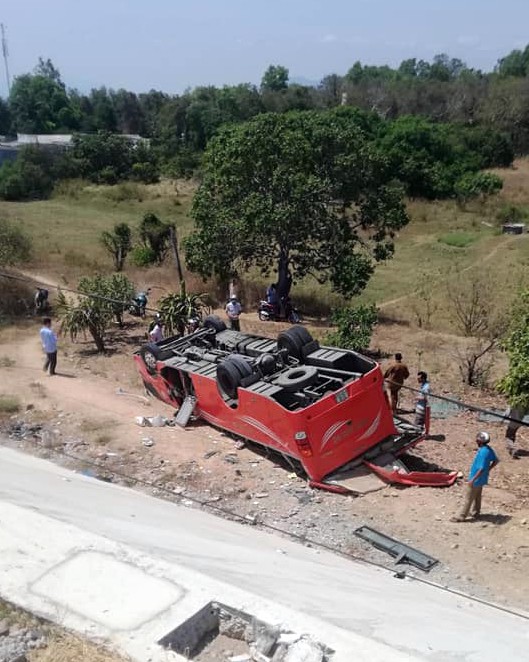 Hiện trường thảm khốc vụ xe chở du khách nước ngoài lao xuống vực ở Bình Thuận - Ảnh 3.