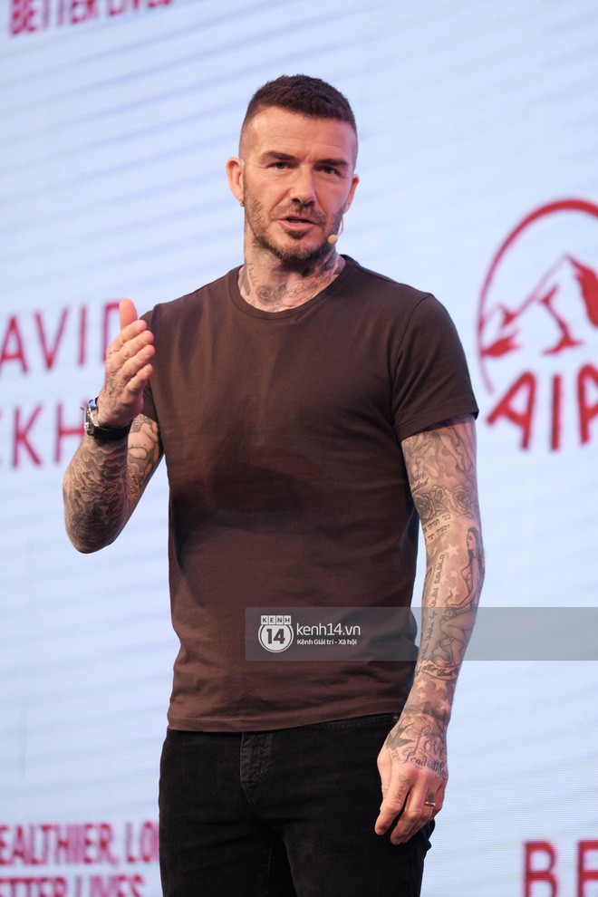 Cập nhật sự kiện có mặt David Beckham tại Việt Nam: Nam cầu thủ nước Anh học làm gỏi cuốn, thân thiện giao lưu với hàng trăm khán giả - Ảnh 2.