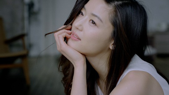 Series ảnh mặt mộc 100% của Jeon Ji Hyun khiến Cnet phát cuồng: Đẹp không chút tì vết, nhan sắc khó ai sánh bằng! - Ảnh 12.
