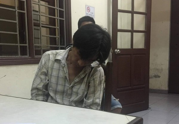 Hàng chục cảnh sát vây bắt nam thanh niên nghi ngáo đá cầm dao cố thủ trên nóc nhà ở Đà Nẵng - Ảnh 1.