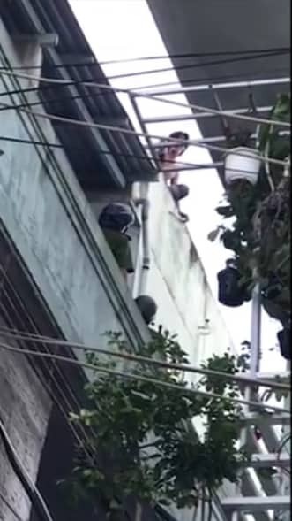 Hàng chục cảnh sát vây bắt nam thanh niên nghi ngáo đá cầm dao cố thủ trên nóc nhà ở Đà Nẵng - Ảnh 3.