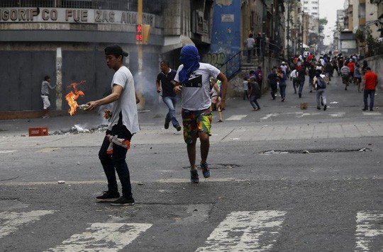 Venezuela: Người dân phóng hỏa gần dinh tổng thống vì mất điện - Ảnh 5.