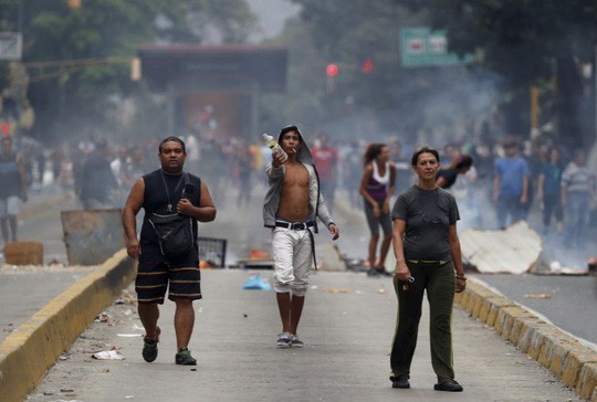 Venezuela: Người dân phóng hỏa gần dinh tổng thống vì mất điện - Ảnh 9.