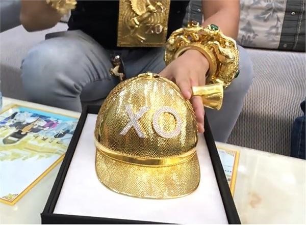 Đại gia Phúc XO vừa bị tạm giữ từng đeo số vàng lên tới 17kg trên người - Ảnh 2.