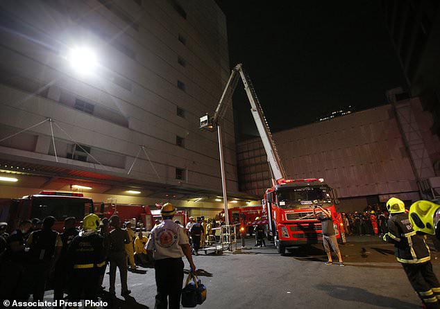 Cháy kinh hoàng ở trung tâm thương mại Bangkok, nhiều nạn nhân nhảy xuống từ tầng cao - Ảnh 12.
