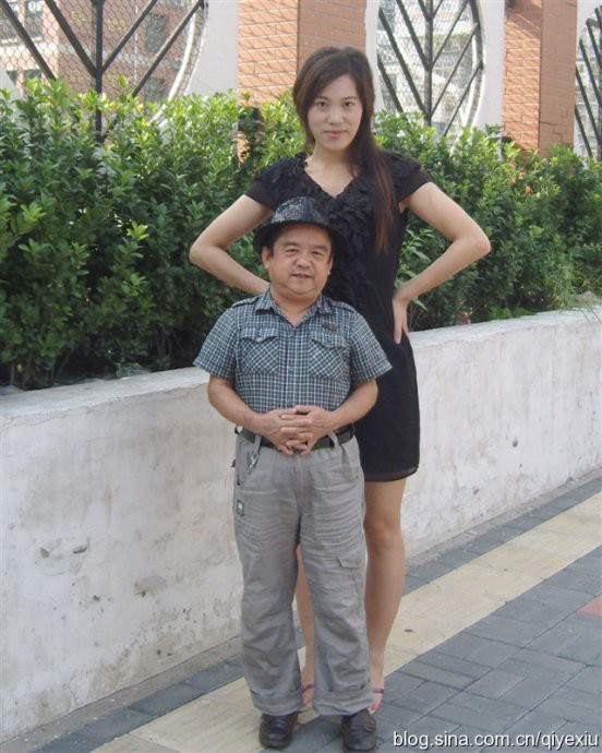 Diễn viên lùn nhất Trung Quốc: Chỉ cao 1m2 nhưng đào hoa, lấy tới 4 vợ trẻ đẹp - Ảnh 5.