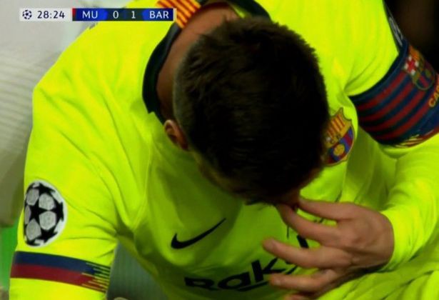 Mặt Messi bê bết máu sau khi dính đòn từ Smalling - Ảnh 4.