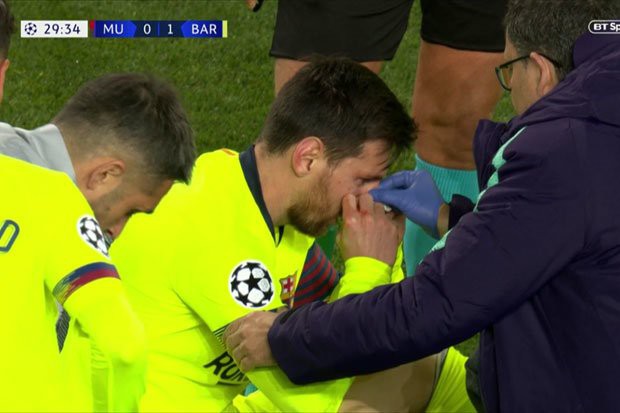 Mặt Messi bê bết máu sau khi dính đòn từ Smalling - Ảnh 5.