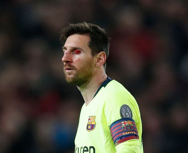Mặt Messi bê bết máu sau khi dính đòn từ Smalling - Ảnh 6.