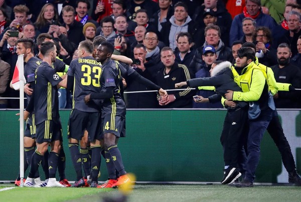 Bị CĐV Ajax ném cốc vào người, Ronaldo có hành động đáp trả đầy bất ngờ - Ảnh 1.