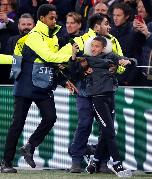 Bị CĐV Ajax ném cốc vào người, Ronaldo có hành động đáp trả đầy bất ngờ - Ảnh 2.