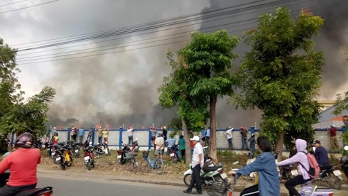 Bình Dương: Cháy lớn tại khu công nghiệp Sóng Thần 2, nhiều nhà xưởng đổ sập - Ảnh 3.