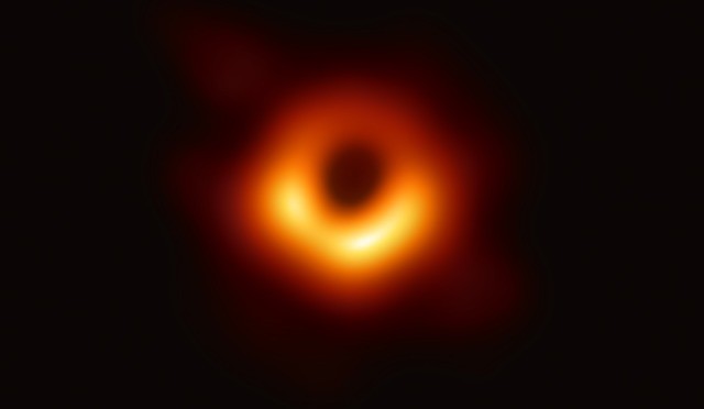 Google Doodle hôm nay là bức ảnh đầu tiên trong lịch sử về hố đen vũ trụ vừa được công bố hôm qua - Ảnh 1.