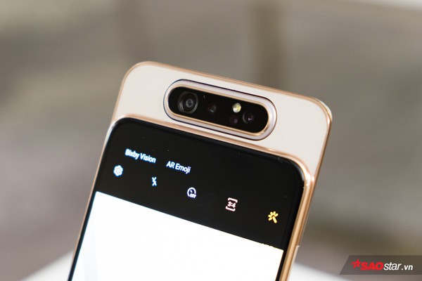 4 smartphone có camera trước kỳ lạ nhất làng di động: Hết thò thụt kiểu vây cá mập lại lật xoay 180 độ - Ảnh 1.