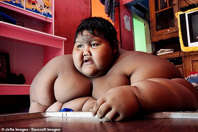 Từng được coi là ‘bé trai nặng nhất thế giới’, cậu bé Indonesia béo đến không thể đi học nổi giờ ra sao - Ảnh 1.