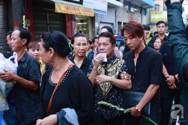 Nghệ sĩ Minh Nhí òa khóc nức nở phải có người dìu đi trong lễ động quan nghệ sĩ Anh Vũ - Ảnh 3.