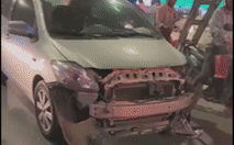 Clip nữ tài xế lái ô tô tông hàng loạt xe máy trên cầu vượt Kim Mã, người bị thương nằm la liệt