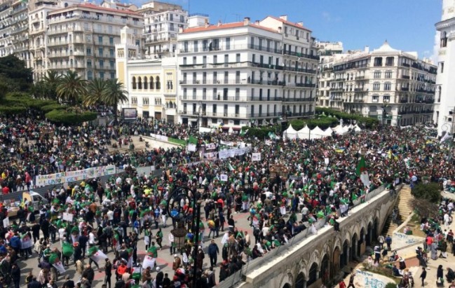 Dân Algeria tiếp tục biểu tình đòi tự do dân chủ - Ảnh 1.
