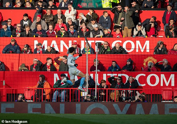 Trăm mối tơ vò, Man United hung hiểm vượt qua West Ham, run rẩy nhìn về phía Barca - Ảnh 3.