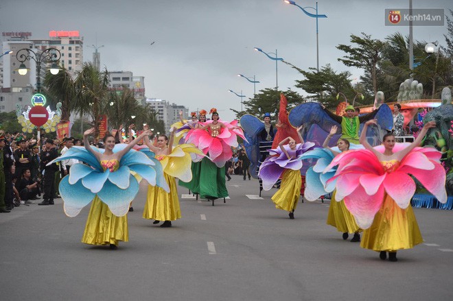 Nóng bỏng mắt màn trình diễn múa Carnival đường phố của các vũ công ngoại quốc tại Sầm Sơn - Ảnh 12.
