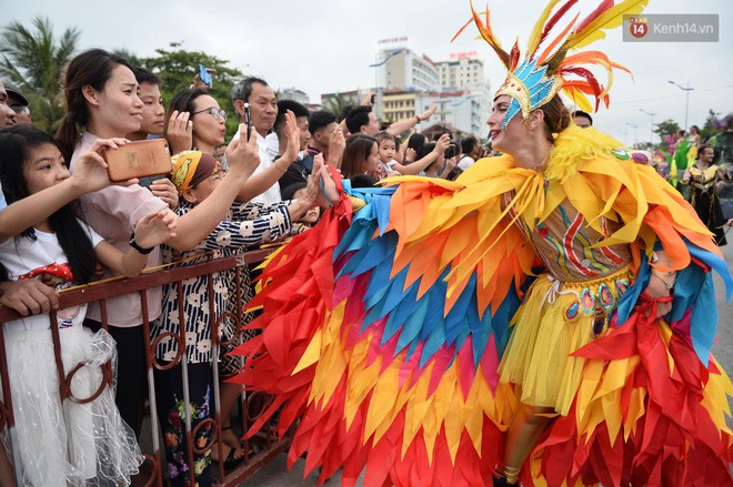 Nóng bỏng mắt màn trình diễn múa Carnival đường phố của các vũ công ngoại quốc tại Sầm Sơn - Ảnh 11.