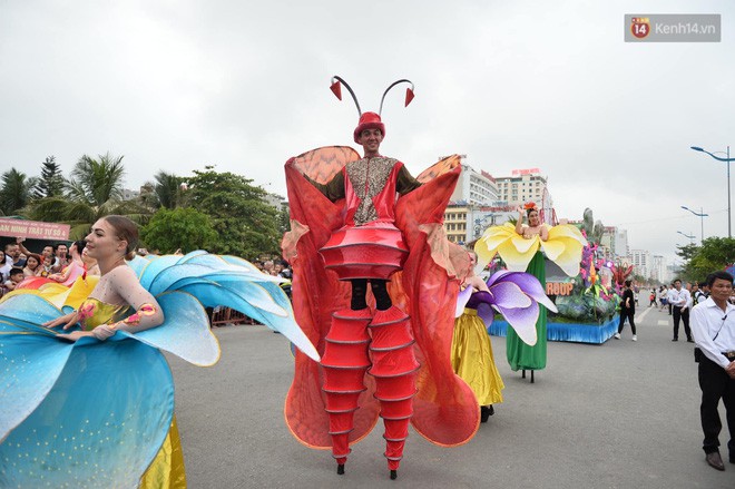 Nóng bỏng mắt màn trình diễn múa Carnival đường phố của các vũ công ngoại quốc tại Sầm Sơn - Ảnh 9.