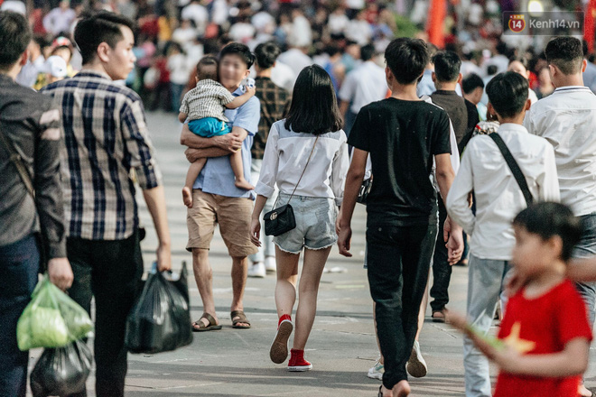 Bất chấp biển cấm, nhiều du khách vẫn mặc váy ngắn quần cộc đến lễ hội Đền Hùng - Ảnh 2.