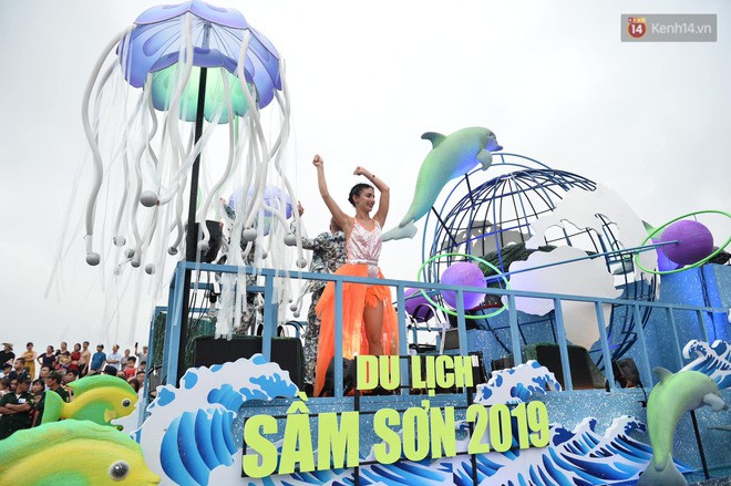 Nóng bỏng mắt màn trình diễn múa Carnival đường phố của các vũ công ngoại quốc tại Sầm Sơn - Ảnh 1.