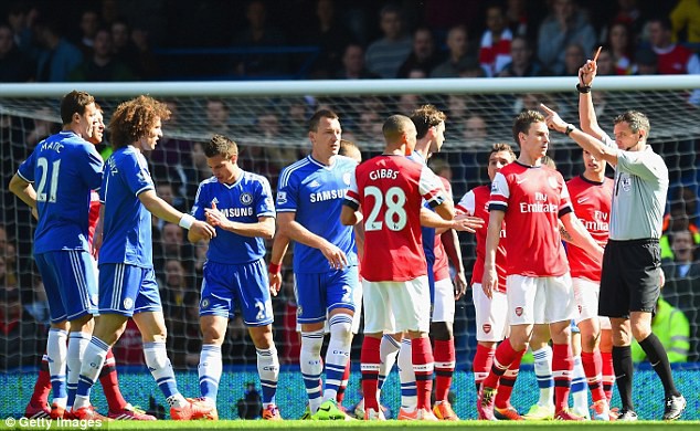 Sai lầm khó tin như trọng tài Premier League, vua áo đen Việt Nam may mắn kịp bẻ còi - Ảnh 3.