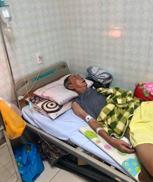 Xót xa hình ảnh nghệ sĩ Lê Bình sốt cao, mê man trên giường bệnh chống chọi ung thư - Ảnh 2.