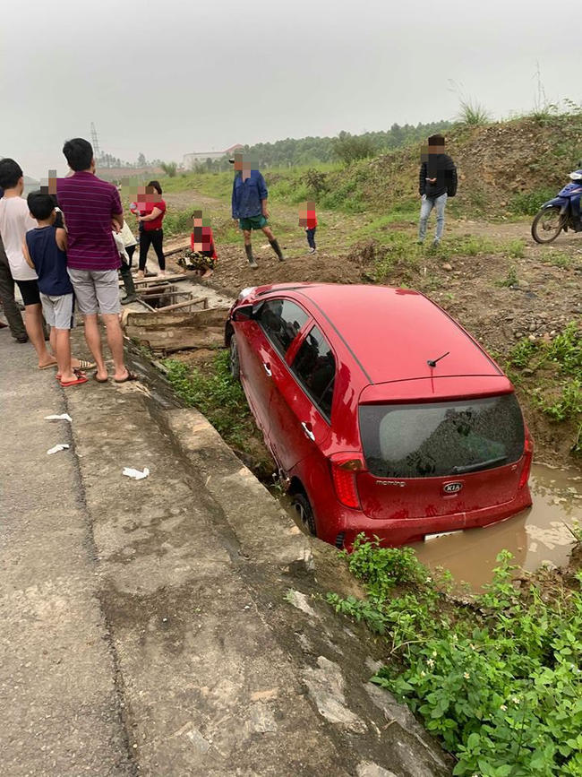 Phú Thọ: Mẹ lái ô tô chở con nhỏ lao xuống cống, hai mẹ con hoảng sợ ngồi sụp xuống đất - Ảnh 2.