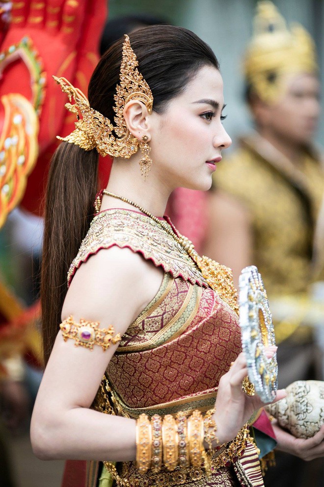 Dân tình náo loạn với nhan sắc cực phẩm của nữ thần Thungsa trong lễ Songkran 2019 tại Thái Lan - Ảnh 4.